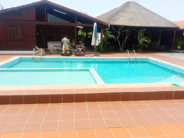 Casa com 5 quartos e piscina 175.000kz Tem duas casas: 1 casa com 7 quartos diária fica por 250.000kz,  1 outra casa com 4 quartos a diária fica por 175.000kz e tem mais 4 quartos no anexo por quarto 30.000kz. Casas mobilada com cozinha e loiça.