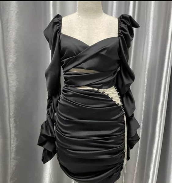 Vestido de grife Disponível na cor branca Tamanho S 45.000kz