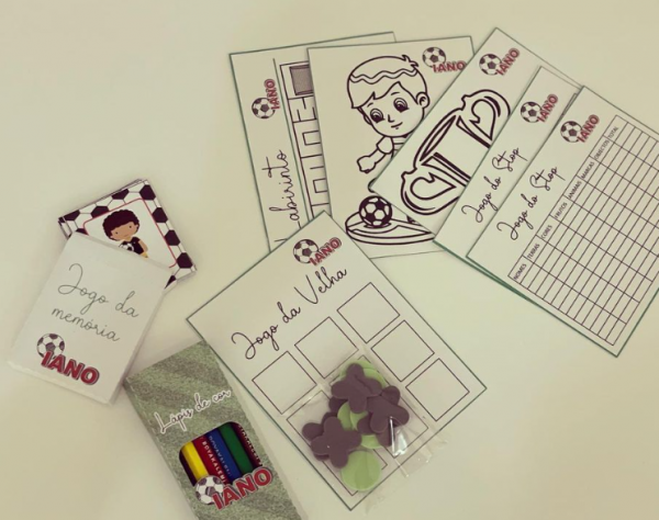 Kit de jogos infantis personalizados  Saqueta com alça personalizada inclui: -Jogo da velha; -Jogo do Stop (Nomes/Terras); -Labirinto; -Jogo da memória;