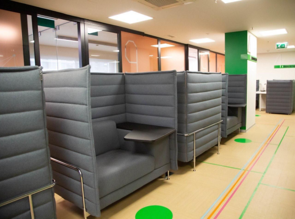 Espaço Cinza - individual                    AOA 74.100,00 Área de trabalho para uma pessoa. É reservada, discreta e tem um módulo para guardar as suas coisas, bolsas, carregadores, livros, entre outros.