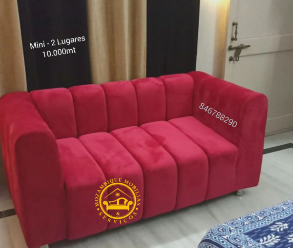 Sofá de dois lugares, com um comprimento de 1.40m, revestido em tecido veludo.