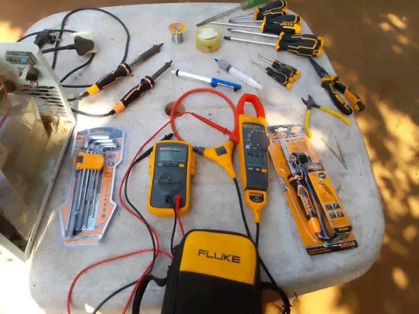 vários serviços de instalações elétricas