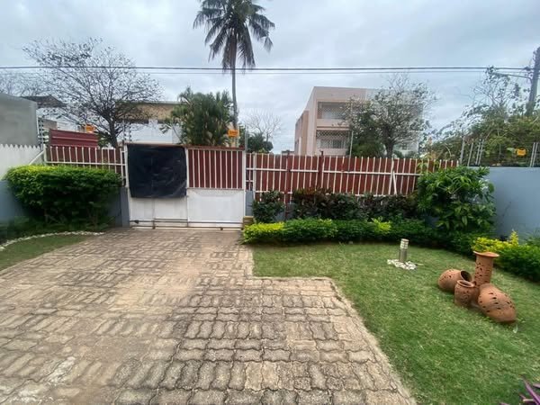 Arrenda-se moradia t4; ➡️ 1 quarto suite; ➡️ 2 casas de banho; ➡️ 2 Salas; ➡️ Piscina;