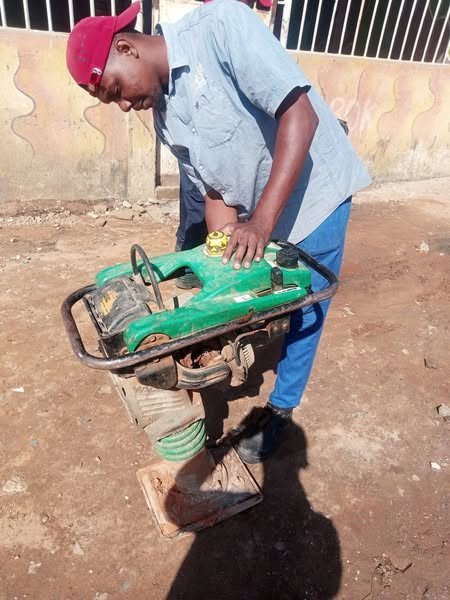 MAQUINA COMPACTADORA E SALTITAO EM ALUGUER