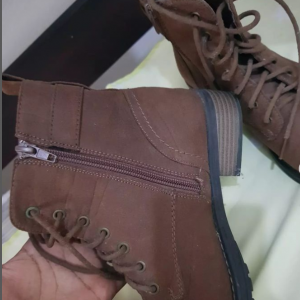 Botas Castanhas, Tamanho 38 por 21mil kwanzas