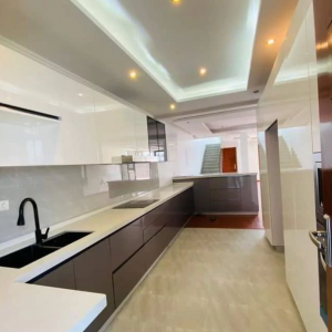 Árrenda-se moradia Tipo 4 + 4 suítes de luxuosa no bairro triunfo  O imóvel dispõe:  *4quartos com guarda fatos *4wc's swites