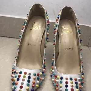 Saltos altos Louboutin Tamanho: 40 Preço: 25.000 kz negociável Entrega: 1.000 kz apenas em Luanda