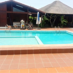 Casa com 5 quartos e piscina 175.000kz Tem duas casas: 1 casa com 7 quartos diária fica por 250.000kz,  1 outra casa com 4 quartos a diária fica por 175.000kz e tem mais 4 quartos no anexo por quarto 30.000kz. Casas mobilada com cozinha e loiça.