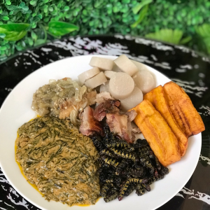 Fumbua,Macaiabo,Kikuanga,Catato,molho de beringela,banana pão frita 5.250kz