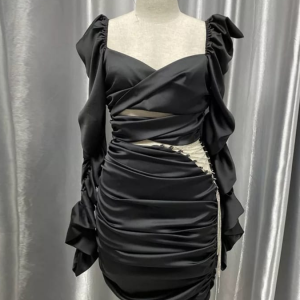 Vestido de grife Disponível na cor branca Tamanho S 45.000kz