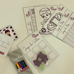 Kit de jogos infantis personalizados  Saqueta com alça personalizada inclui: -Jogo da velha; -Jogo do Stop (Nomes/Terras); -Labirinto; -Jogo da memória;