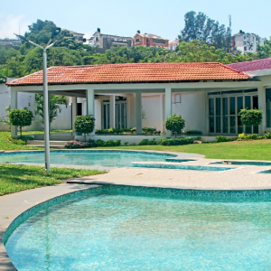 Jardim e piscina (espaço exterior) Espaço que recebe 500 pessoas, bar,churrascaria, 6 lounges que agrupam no mínimo 10 pessoas cada 1 e bem acomodadas.