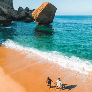 Dia de Mar_Namibe Passeio pelas praias do Piambo e Soba  Preço: 200.000,00 Akz Por Carro até 4 Pessoas  O valor inclui:   * Viatura 4*4+Guia+Motorista  * Refrigerantes à disposição  * Registo fotográfico dos melhores momentos