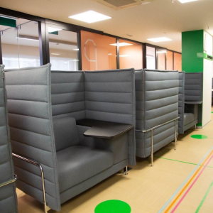 Espaço Cinza - individual                    AOA 74.100,00 Área de trabalho para uma pessoa. É reservada, discreta e tem um módulo para guardar as suas coisas, bolsas, carregadores, livros, entre outros.