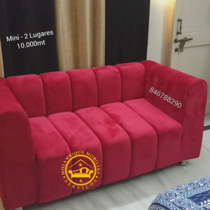 Sofá de dois lugares, com um comprimento de 1.40m, revestido em tecido veludo.