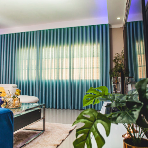 Montagem de CORTINADOS SOB MEDIDA Tecido Gaze linho _Azul turquesa