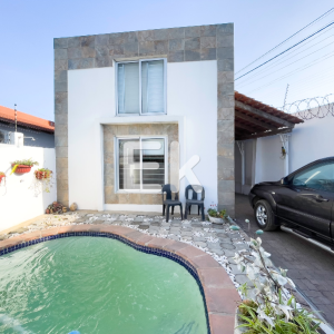 À venda: Moradia dentro do Condomínio na Matola 🌳 🛌 2 Quartos (sendo um deles uma suíte no 1º andar e o outro quarto tversátil, podendo ser usado como escritório ou quarto, conforme suas necessidades)