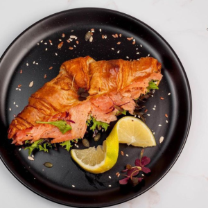 Croissant com salmão fumado e queijo creme