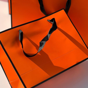 Nome: sacola de papel Kraft Material: Papelão Kraft Tamanho: S, M, L, XL Preço: S-60MT, M-80MT, L- 100MT, XL- 120MT Quantidade mínima: 10 sacolas