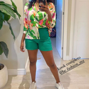 Camisa acetinada florida disponível tamanho M: 2.600mtn  Calções cintura subida disponível em nude(36, 38): 2.800mtn