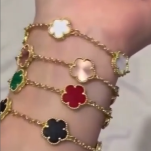 NOVO NO MERCADO⭐️ Encomenda Hoje: Clover Bracelet 🍀  ⭐️Preço-1800MZN 💰Depósito-800MZN