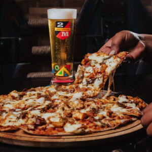 Pizza artesanal se une à harmonia de uma cerveja gelada,