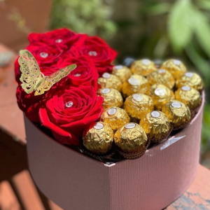 Box flowers with ferrero rocher Temos vários tamanhos Pequeno 2000 Médio 3500 Grande 5000 á 6500
