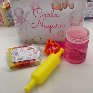Kit Carla Mini necessaire personalizada, contendo slime, plasticina e moldes.  6.500 Kzs | pedido mí