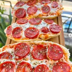 Apresentamos o pão pizza, temos disponíveis em quatro sabores, atum, chouriço, frango e carne. Ligue já e peça o seu 842770337 ou 877770337