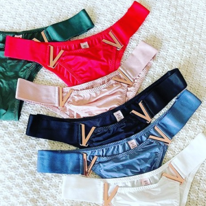 Calcinha com decoração de metal em forma de V Disponível nos tamanhos S a XL