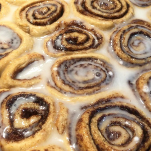 Cinnamon Rolls (Rolos de Canela) disponíveis para si! ✨