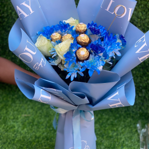 Arranjo com rosas azuis e brancas + chocolates 29,000 AO