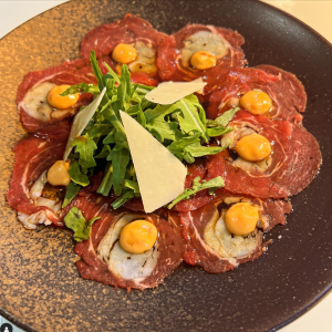 Carpaccio Mar & Terra com finíssimas lascas de lombo e lagosta,