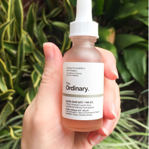 Ácido Láctico: Preço: 2000MT Esse soro estimula a regeneração celular e oferece uma suave esfoliação com ácido Láctico que contém o Alpha hidroxi para reduzir os sinais da pigmentação, reduzir as manchas de acne, diminuir cicatrizes e mancha