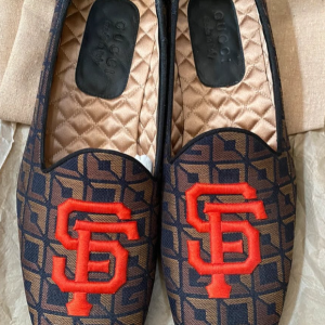 Gucci Estado : 10/10 Tamanho : 43 Preço : 600 mil