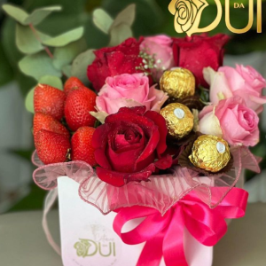Cestinho com 7 rosas , morangos, 3 ferreros Rocher, e a entrega inclusa, por apenas 25 mil kzs.