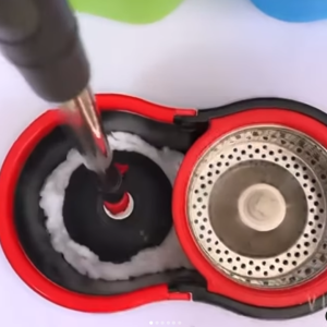 Mop giratória com balde automático disponível por 28.000kz