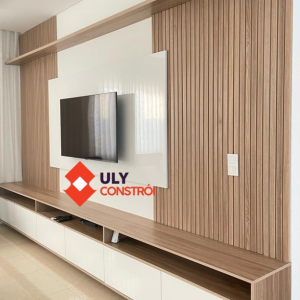 Painel ripado +rack ✅ Medidas: 4.74/ 3.40 Madeira MDF branco alto brilho e castanho.