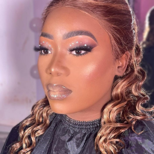 SERVIÇOS DE MAQUIAGEM