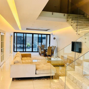 Arrenda-se luxuosa moradia T4 mobilada no condomínio Massala.  - 4 suites com roupeiros (1 en closet) - 1 wc - 1 sala espaçosa