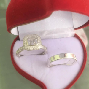 Conjunto de Anel pra partilhar o seu amor com a pessoa amada .! Temos todos os números disponível.