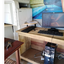 Duas máquinas Fotocopiadoras grandes. Dois Computadores de mesa