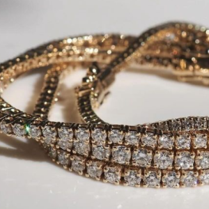 Tennis necklace Swipe for detail 👉🏽 Material: Gold plated/Sterling silver (Prata 925 banhada a ouro) 🏷️3500MT