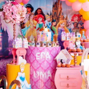 Party Princesas Disney MZN 15.000,00 Mini cenário/10 adultos e 10 criançaa