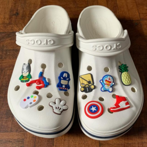 CROCS Estado: 9/10 tamanho: 39/40 Preço: 18.000kz ( negociável sem os pingentes)