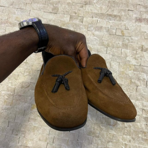 Sapato ZAR.A Tamanho: 43 Preço: 45.000 Taxa de entrega sob consulta