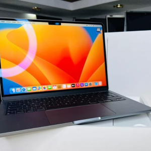 1-MacBook Air 2013 com 11 polegadas core i5 com 128gigas SSD e tem 4gigas