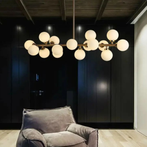 Candeeiro de 16 lâmpadas bolas disponíveis em dois tons.