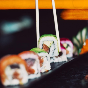 SERVIÇOS DE ALIMENTAÇÃO  pedaço de sushi U the View , é cuidadosamente feito a mão