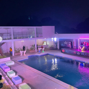 Conjunto de sofás e mesas neon disponível para aluguer